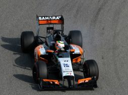 'Checo' Pérez, aventaja al español Fernando Alonso n la última serie de entrenamientos de pretemporada en Baréin. AP /