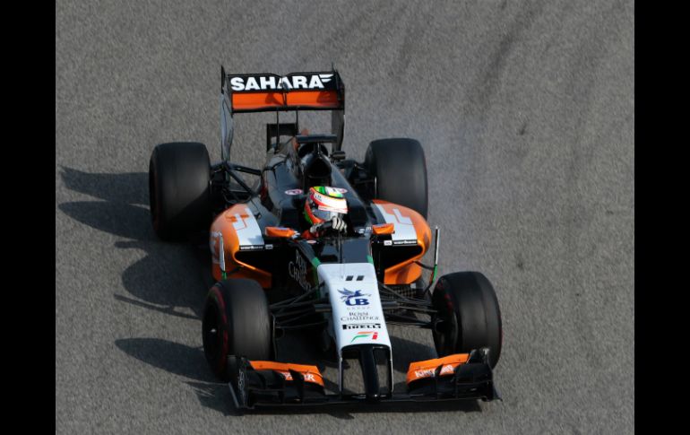 'Checo' Pérez, aventaja al español Fernando Alonso n la última serie de entrenamientos de pretemporada en Baréin. AP /