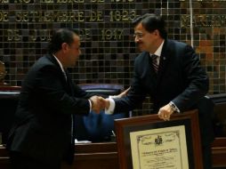 El rector, Tonatiuh Bravo en la entrega del reconocimiento de Benemérita a la Universidad. ESPECIAL /