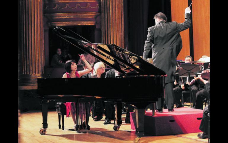 La pianista dejó azorado al público con su participación durante el ''Concierto para Piano No. 1 en Fa sostenido menor op. 1''.  /