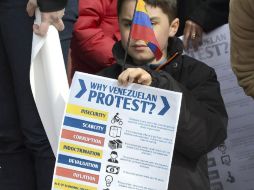 Venezolanos que residen en Suecia protestan en contra de la actual crisis que se vive en Venezuela. EFE /