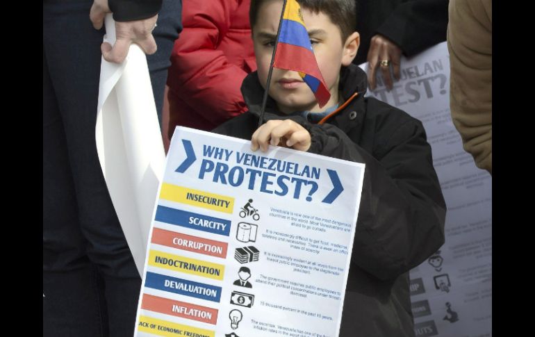 Venezolanos que residen en Suecia protestan en contra de la actual crisis que se vive en Venezuela. EFE /