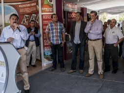 Ramiro Hernández (i), presidente municipal, acudió al evento.  /