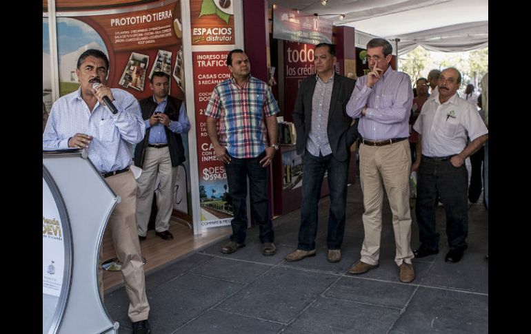 Ramiro Hernández (i), presidente municipal, acudió al evento.  /