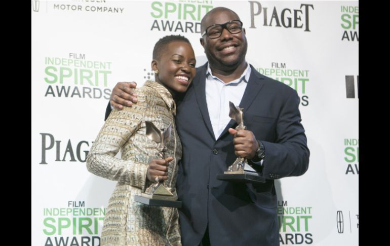 Lupita Nyong'o y Steve McQueen, ganan Mejor actriz de reparto y Mejor guión respectivamente. AFP /