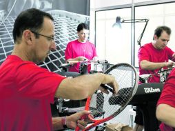 El argentino Luis Pianelli es el jefe de encordadores en el Abierto Mexicano Telcel.  /