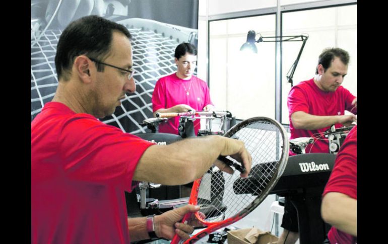 El argentino Luis Pianelli es el jefe de encordadores en el Abierto Mexicano Telcel.  /