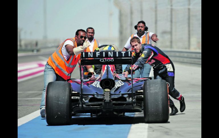 Sebastian Vettel aún no puede completar una buena sesión en los ensayos previos al inicio de la temporada 2014. AP /