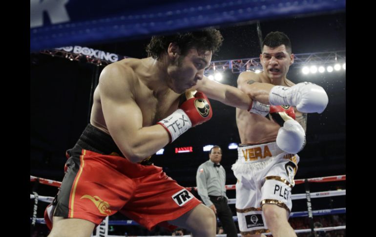 El hijo del legendario JC vence por decisión unánime a ''el Guerrero'' Vera, en la revancha del campeonato Continental de boxeo. AP /