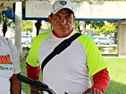 Fotografía cedida por la Coalición de Inmigrantes de Florida que muestra al mexicano Francisco Díaz, de 41 años, con su bicicleta. EFE /