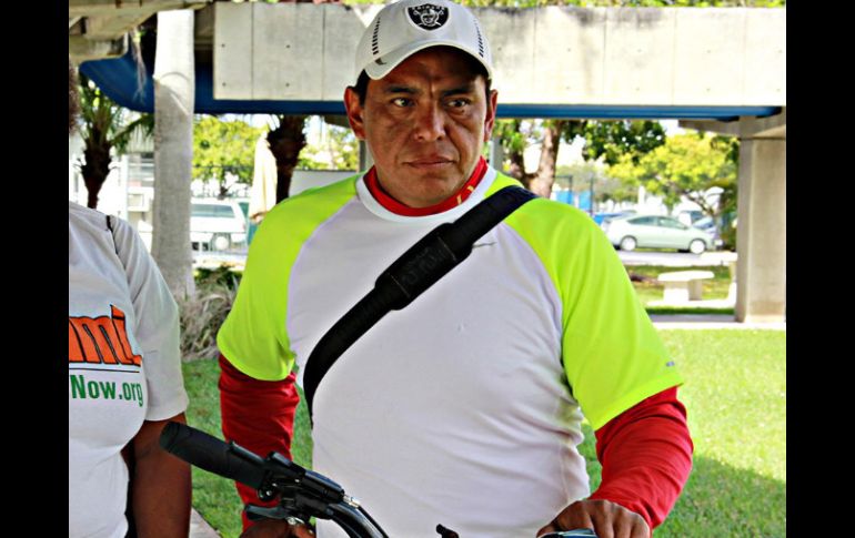 Fotografía cedida por la Coalición de Inmigrantes de Florida que muestra al mexicano Francisco Díaz, de 41 años, con su bicicleta. EFE /