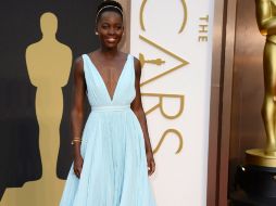 Lupita luce un vestido azul cielo de Prada. AP /