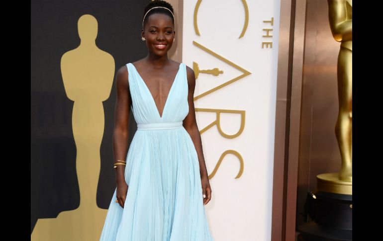 Lupita luce un vestido azul cielo de Prada. AP /