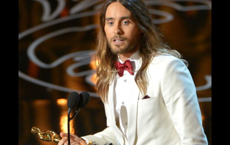 Jared Leto ganó el Oscar a mejor actor de reparto y dedicó el premio a su familia. AP /