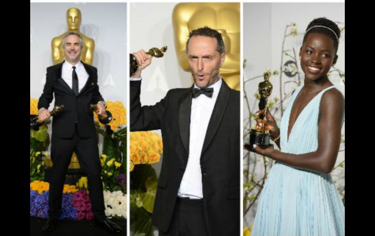 Los tres mexicanos celebran por lo alto su triunfo en los Oscar. ESPECIAL /