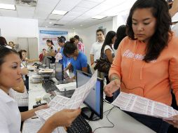 Los requisitos para registrarse son: constancia de estudiante 2014, identificación oficial, CURP y comprobante de domicilio. ARCHIVO /