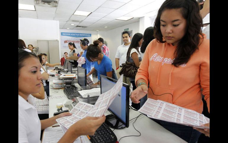 Los requisitos para registrarse son: constancia de estudiante 2014, identificación oficial, CURP y comprobante de domicilio. ARCHIVO /