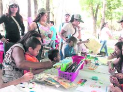 Niños acompañados de sus padres disfrutaron de una tarde llena de color en el Parque Ávila Camacho.  /