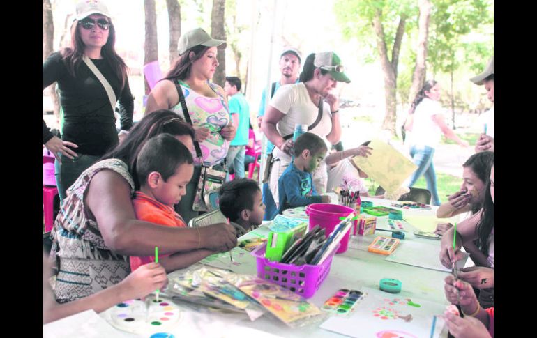 Niños acompañados de sus padres disfrutaron de una tarde llena de color en el Parque Ávila Camacho.  /