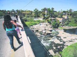 Cauce turbio. Puente que cruza el Río Santiago, uno de los más contaminados del país y cuyas aguas llegan al Océano Pacífico.  /