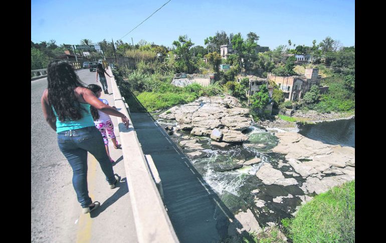 Cauce turbio. Puente que cruza el Río Santiago, uno de los más contaminados del país y cuyas aguas llegan al Océano Pacífico.  /