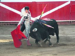 Poco afortunado. La actuación de Arturo Saldívar no fue del gusto de los asistentes, quienes inclusive abuchearon al matador.  /