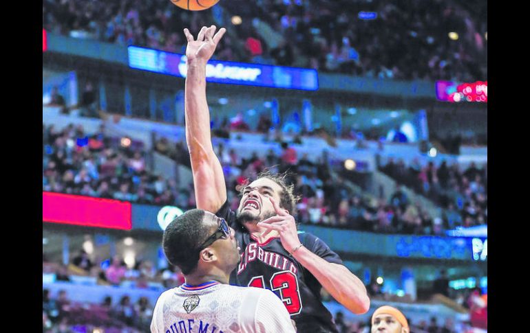 Noah dispara sobre la marca del alero de NY Amaree Stoudemire. El centro de Chicago acabó con 13 puntos, 12 rebotes y 14 asistencias. EFE /