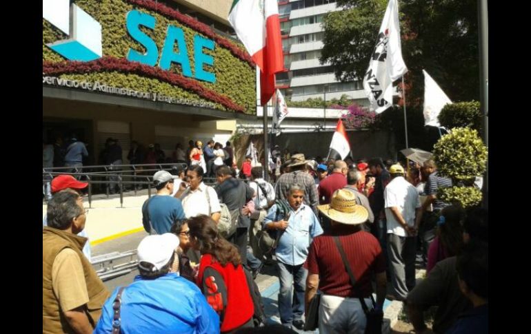 Los inconformes se reunieron frente a las instalaciones del SAE antes de iniciar la marcha. TOMADA DE @sme1914  /