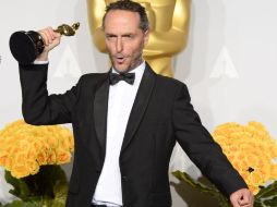 Emmanuel Lubezki sostiene el Oscar que ganó en la categoría a mejor fotografía por la cinta 'Gravedad'. EFE /