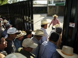 Los miembros de la CNC se manifestaron este lunes afuera de la delegación local.  /