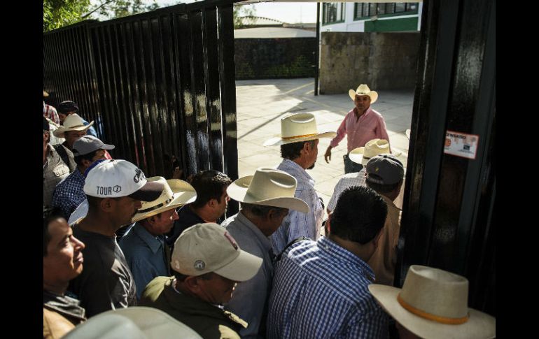 Los miembros de la CNC se manifestaron este lunes afuera de la delegación local.  /