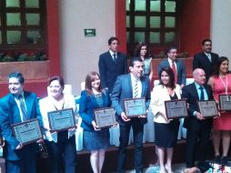 Cada uno de los 13 reconocidos recibió de manos del presídium una placa conmemorativa.  /