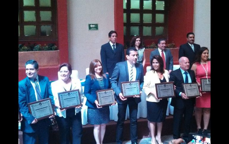 Cada uno de los 13 reconocidos recibió de manos del presídium una placa conmemorativa.  /