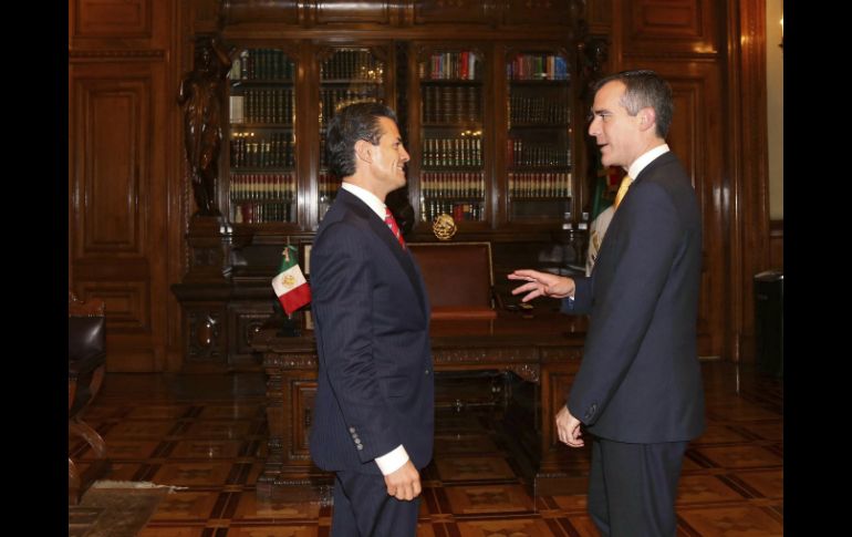 Enrique Peña Nieto recibe a Eric Garcetti en la residencia oficial de Los Pinos en la Ciudad de México. EFE /