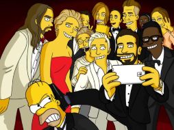 Homero Simpson, es pisado por Bradley Cooper para alcanzar una mejor toma de la foto. ESPECIAL /