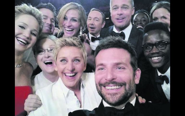 Popular. El 'selfie' de Ellen DeGeneres, donde aparecen figuras de Hollywood, y con el que la red social Twitter sufrió un colapso. ESPECIAL /