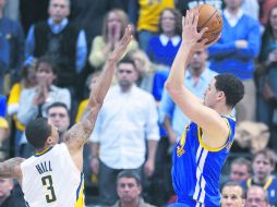 Golden State derrota 98-96 a los Pacers de Indiana Klay Thompson dispara a la canasta ante la marcación de George Hill. AP /