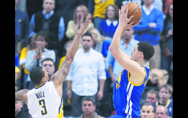 Golden State derrota 98-96 a los Pacers de Indiana Klay Thompson dispara a la canasta ante la marcación de George Hill. AP /