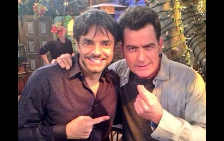 'Les comparto q hace unas semanas estuve como invitado del programa d Charlie Sheen', comenta Derbez en Twitter. Foto: @EugenioDerbez. ESPECIAL /