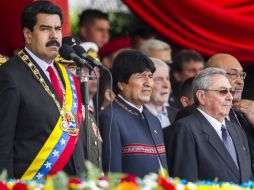 El presidente de Venezuela, Nicolás Maduro (i), acompañado por Raúl Castro (d) y Evo Morales (c), durante el homenaje a Hugo Chávez. EFE /