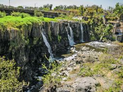 La espuma sobre las aguas del Río Santiago ha disminuido, pero todavía se siguen vertiendo contaminantes en el afluente.  /