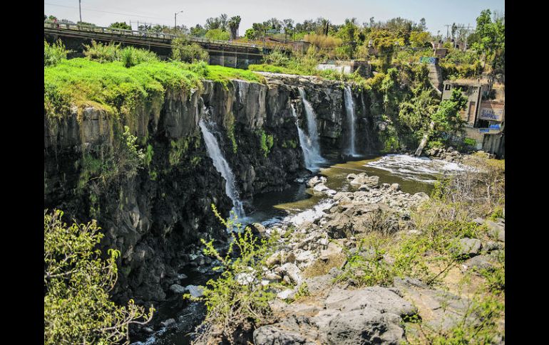 La espuma sobre las aguas del Río Santiago ha disminuido, pero todavía se siguen vertiendo contaminantes en el afluente.  /