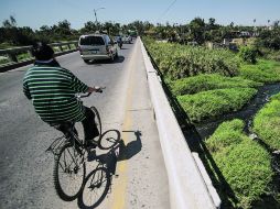 La espuma tradicional del agua se ha reducido, pero los vecinos aún resienten la convivencia con el Santiago.  /