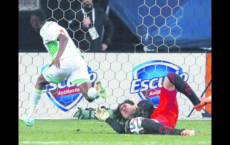 Sobresaliente. El arquero tapatío, Guillermo Ochoa cumplió en el marco mexicano solventando todos los ataques africanos. AFP /