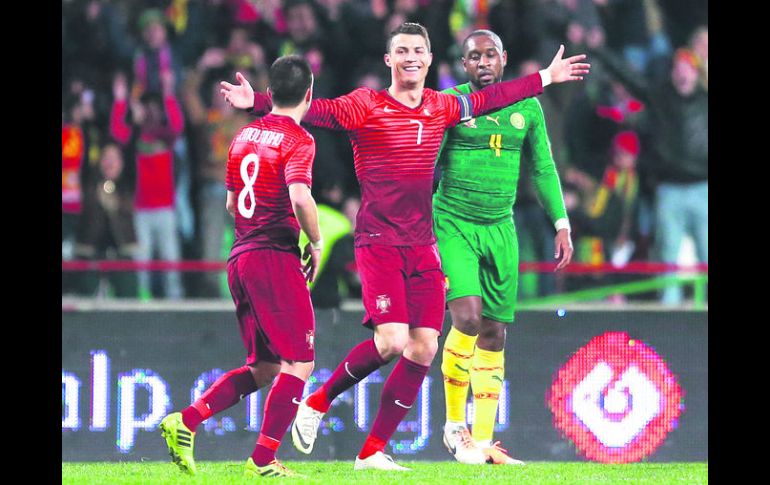 capitán. El astro del Real Madrid, Cristiano Ronaldo (7) celebra una de sus anotaciones ayer ante Camerún en la Fecha FIFA. AP /