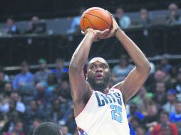 En la zona. Al Jefferson dispara a la canasta ante la marcación de Roy Hibbert. AP /