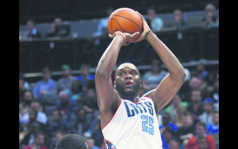 En la zona. Al Jefferson dispara a la canasta ante la marcación de Roy Hibbert. AP /