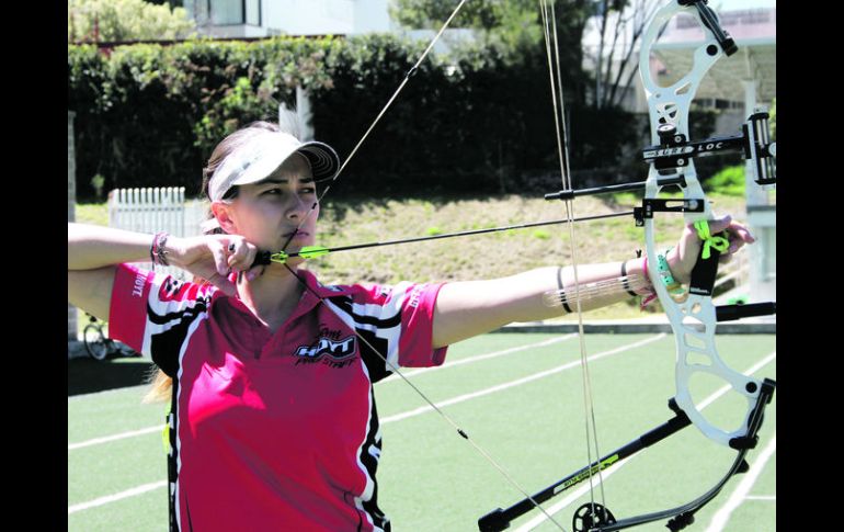 Bienvenida. Linda Ochoa llegó a Guadalajara ayer, luego de ganar el oro en Francia. AP /