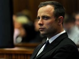 Roux, el defensor de Pistorius, asegura que los gritos y golpes que escucharon eran de Pistorius que pedía ayuda. AFP /