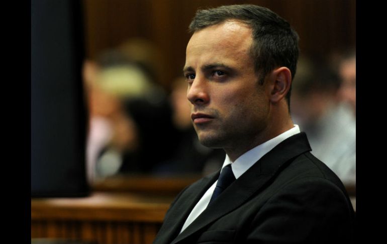 Roux, el defensor de Pistorius, asegura que los gritos y golpes que escucharon eran de Pistorius que pedía ayuda. AFP /